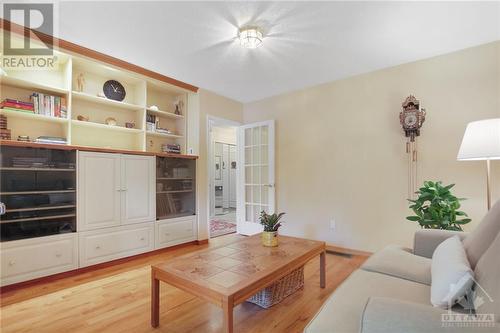 18 Kingsford Crescent, Kanata, ON - Indoor Photo Showing Living Room