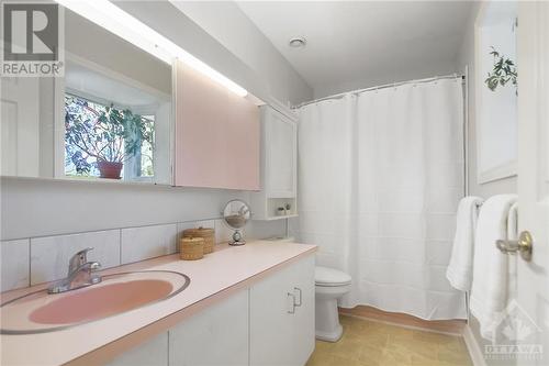 18 Kingsford Crescent, Kanata, ON - Indoor Photo Showing Bathroom