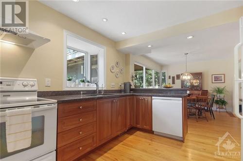 18 Kingsford Crescent, Kanata, ON - Indoor Photo Showing Kitchen