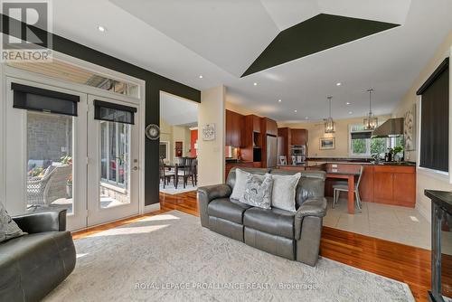 35 Settler'S Landing Drive, Quinte West, ON - Indoor Photo Showing Living Room