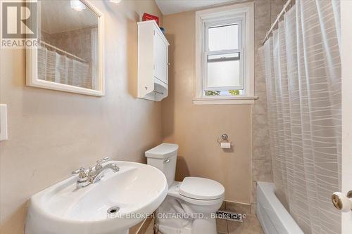 13 East 9Th Street, Hamilton (Centremount), ON - Indoor Photo Showing Bathroom