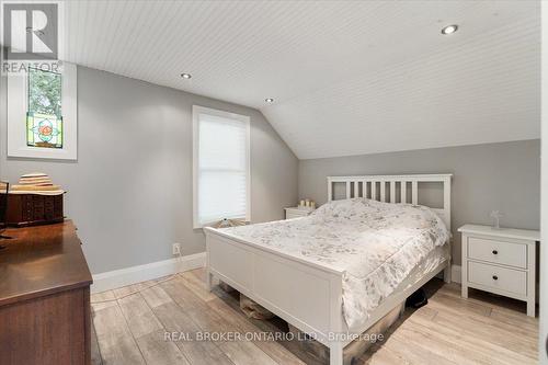 13 East 9Th Street, Hamilton (Centremount), ON - Indoor Photo Showing Bedroom