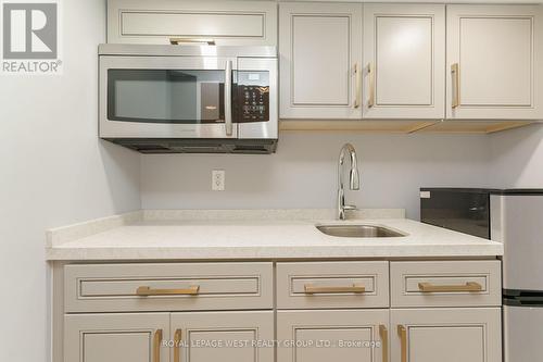 112 Bonham Boulevard, Mississauga (Streetsville), ON - Indoor Photo Showing Kitchen