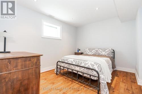 35 Princess Point Drive, Wasaga Beach, ON - Indoor Photo Showing Bedroom