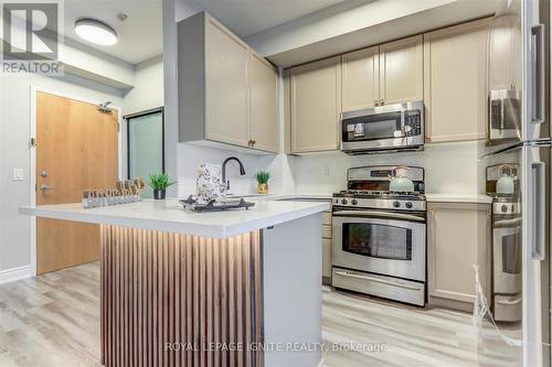 402 - 3939 Duke Of York Boulevard, Mississauga (City Centre), ON - Indoor Photo Showing Kitchen