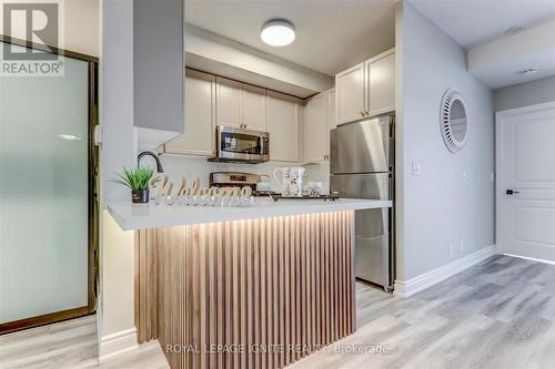 402 - 3939 Duke Of York Boulevard, Mississauga, ON - Indoor Photo Showing Kitchen