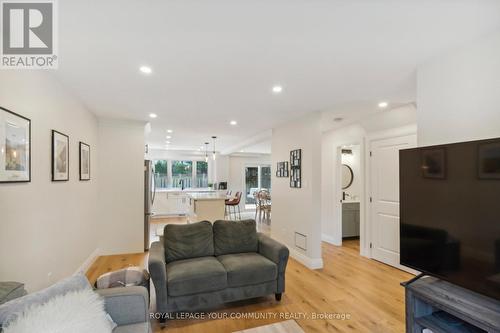 39 Hollingshead Drive, Aurora (Aurora Village), ON - Indoor Photo Showing Living Room