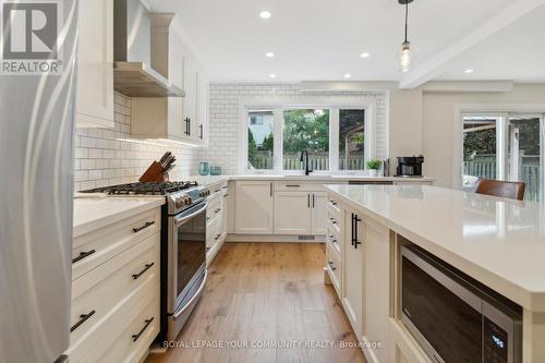 39 Hollingshead Drive, Aurora (Aurora Village), ON - Indoor Photo Showing Kitchen With Upgraded Kitchen