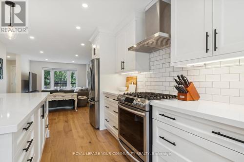 39 Hollingshead Drive, Aurora (Aurora Village), ON - Indoor Photo Showing Kitchen With Upgraded Kitchen