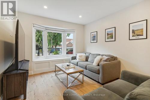 39 Hollingshead Drive, Aurora (Aurora Village), ON - Indoor Photo Showing Living Room