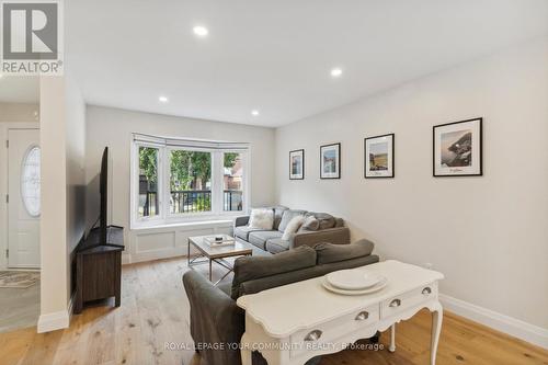 39 Hollingshead Drive, Aurora (Aurora Village), ON - Indoor Photo Showing Living Room