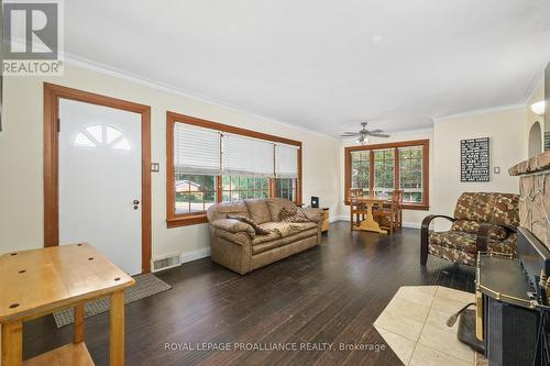 560 Carnegie Avenue, Smith-Ennismore-Lakefield, ON - Indoor Photo Showing Living Room