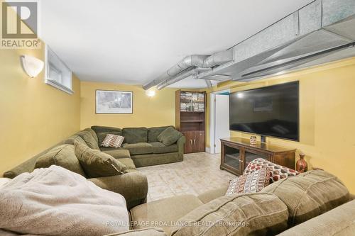 560 Carnegie Avenue, Smith-Ennismore-Lakefield, ON - Indoor Photo Showing Living Room