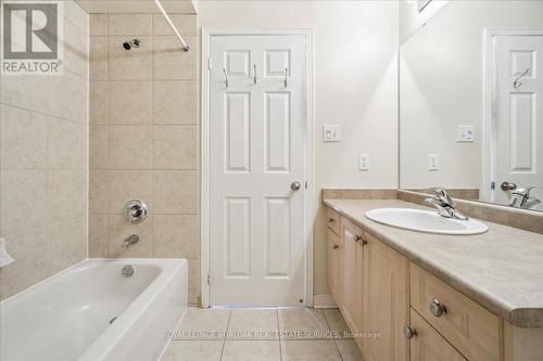 4130 Rawlins Common, Burlington, ON - Indoor Photo Showing Bathroom