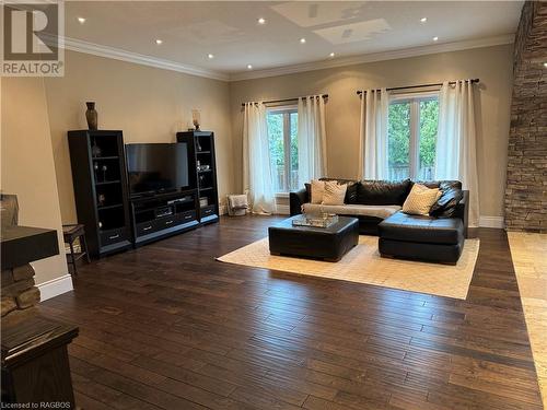 560 Meadow Lane, Southampton, ON - Indoor Photo Showing Living Room