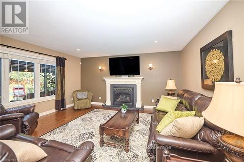 119 Sandra Drive, Pelham, ON - Indoor Photo Showing Living Room With Fireplace