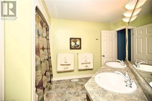 119 Sandra Drive, Pelham, ON - Indoor Photo Showing Bathroom