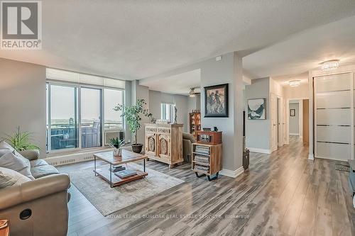 1907 - 5250 Lakeshore Road, Burlington, ON - Indoor Photo Showing Living Room