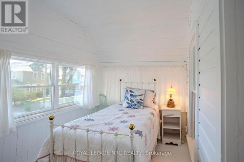 3728 Crystal Beach Drive, Fort Erie, ON - Indoor Photo Showing Bedroom