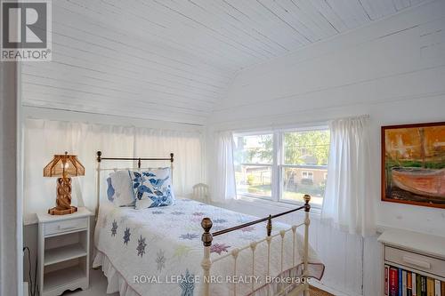 3728 Crystal Beach Drive, Fort Erie, ON - Indoor Photo Showing Bedroom