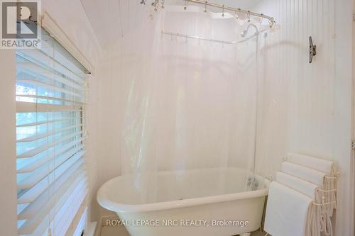 3728 Crystal Beach Drive, Fort Erie, ON - Indoor Photo Showing Bathroom