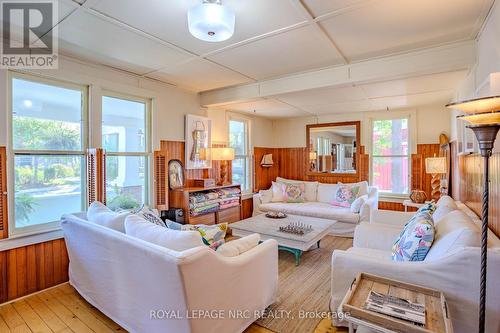 3728 Crystal Beach Drive, Fort Erie, ON - Indoor Photo Showing Living Room