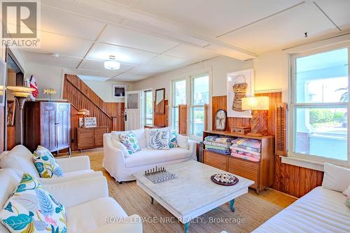 3728 Crystal Beach Drive, Fort Erie, ON - Indoor Photo Showing Living Room