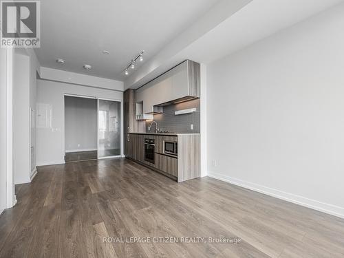 5708 - 5 Butter Mill Avenue, Vaughan, ON - Indoor Photo Showing Kitchen