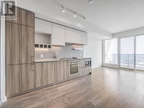 5708 - 5 Butter Mill Avenue, Vaughan, ON - Indoor Photo Showing Kitchen