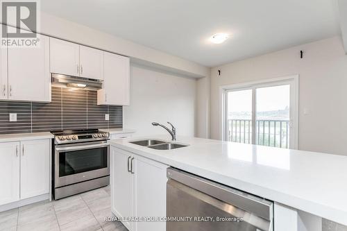 27 Lorne Thomas Place, New Tecumseth, ON - Indoor Photo Showing Kitchen With Stainless Steel Kitchen With Double Sink With Upgraded Kitchen