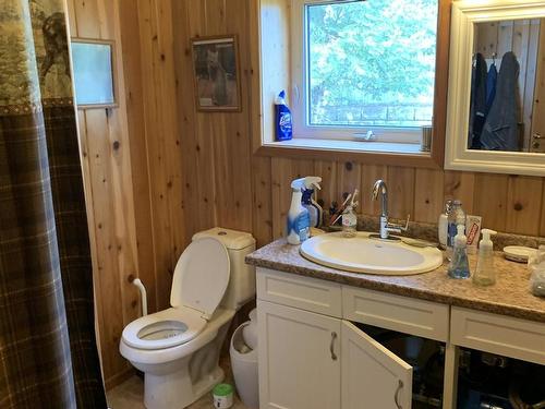 8 Waweig Lake, Rural Thunder Bay, ON - Indoor Photo Showing Bathroom