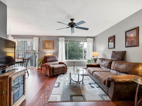 234 Cypress Ave, Kamloops, BC - Indoor Photo Showing Living Room