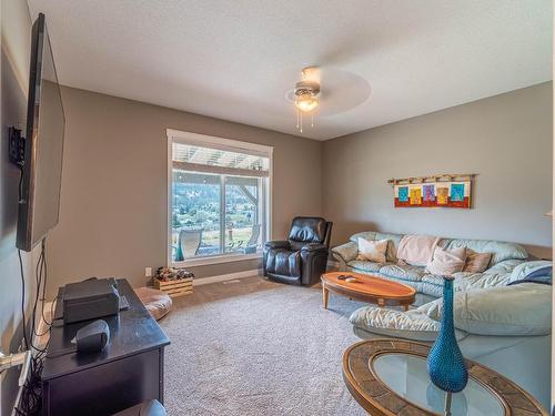 3395 Shuswap Rd, Kamloops, BC - Indoor Photo Showing Living Room