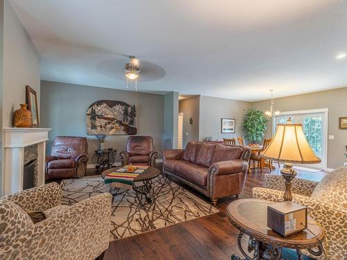 3395 Shuswap Rd, Kamloops, BC - Indoor Photo Showing Living Room