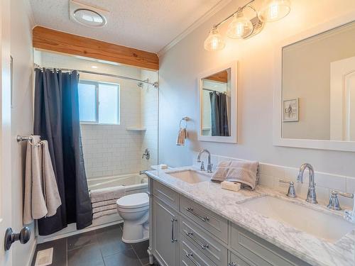 4875 Kathleen Place, Kamloops, BC - Indoor Photo Showing Bathroom