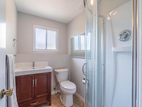 4875 Kathleen Place, Kamloops, BC - Indoor Photo Showing Bathroom