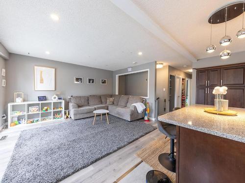 3192 Wawn Cres, Kamloops, BC - Indoor Photo Showing Living Room