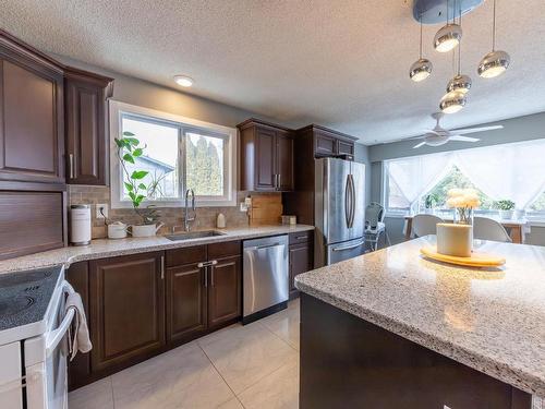 3192 Wawn Cres, Kamloops, BC - Indoor Photo Showing Kitchen With Stainless Steel Kitchen