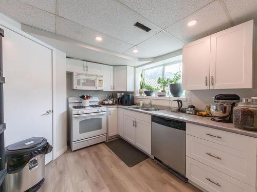 3192 Wawn Cres, Kamloops, BC - Indoor Photo Showing Kitchen With Double Sink