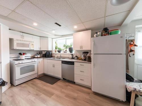 3192 Wawn Cres, Kamloops, BC - Indoor Photo Showing Kitchen With Double Sink