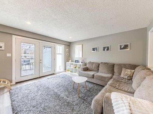 3192 Wawn Cres, Kamloops, BC - Indoor Photo Showing Living Room