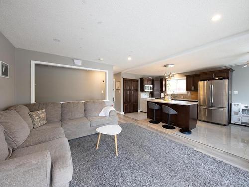 3192 Wawn Cres, Kamloops, BC - Indoor Photo Showing Living Room