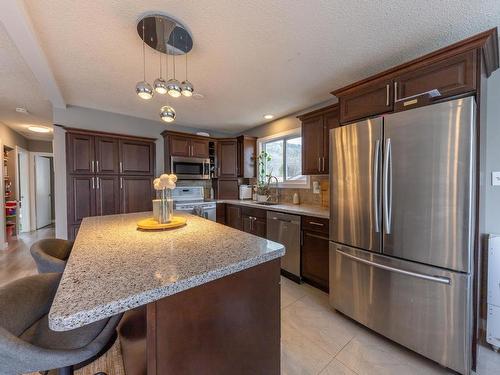 3192 Wawn Cres, Kamloops, BC - Indoor Photo Showing Kitchen With Stainless Steel Kitchen