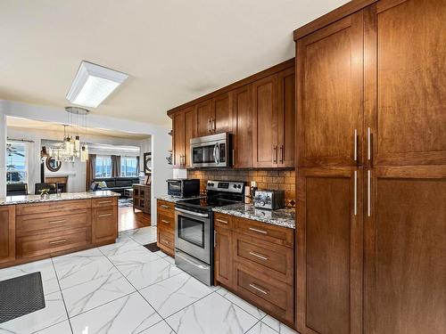 829 Dunrobin Drive, Kamloops, BC - Indoor Photo Showing Kitchen