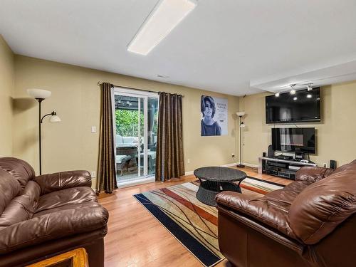 829 Dunrobin Drive, Kamloops, BC - Indoor Photo Showing Living Room