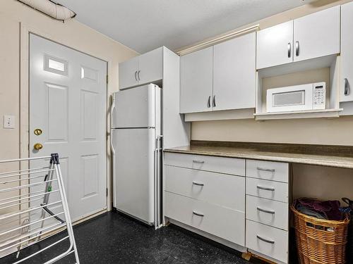 829 Dunrobin Drive, Kamloops, BC - Indoor Photo Showing Kitchen