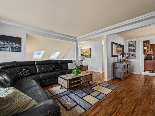 829 Dunrobin Drive, Kamloops, BC - Indoor Photo Showing Living Room