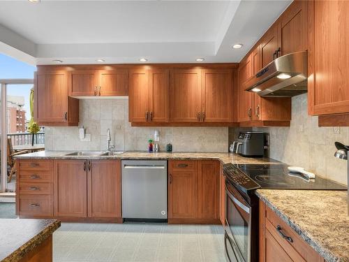 800-636 Montreal St, Victoria, BC - Indoor Photo Showing Kitchen