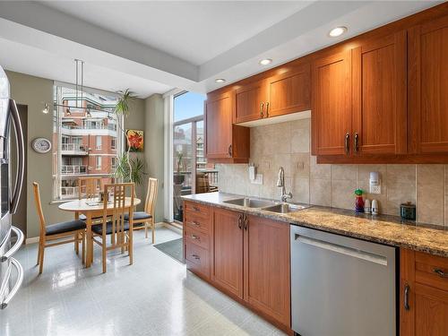 800-636 Montreal St, Victoria, BC - Indoor Photo Showing Kitchen With Double Sink