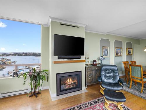 800-636 Montreal St, Victoria, BC - Indoor Photo Showing Living Room With Fireplace